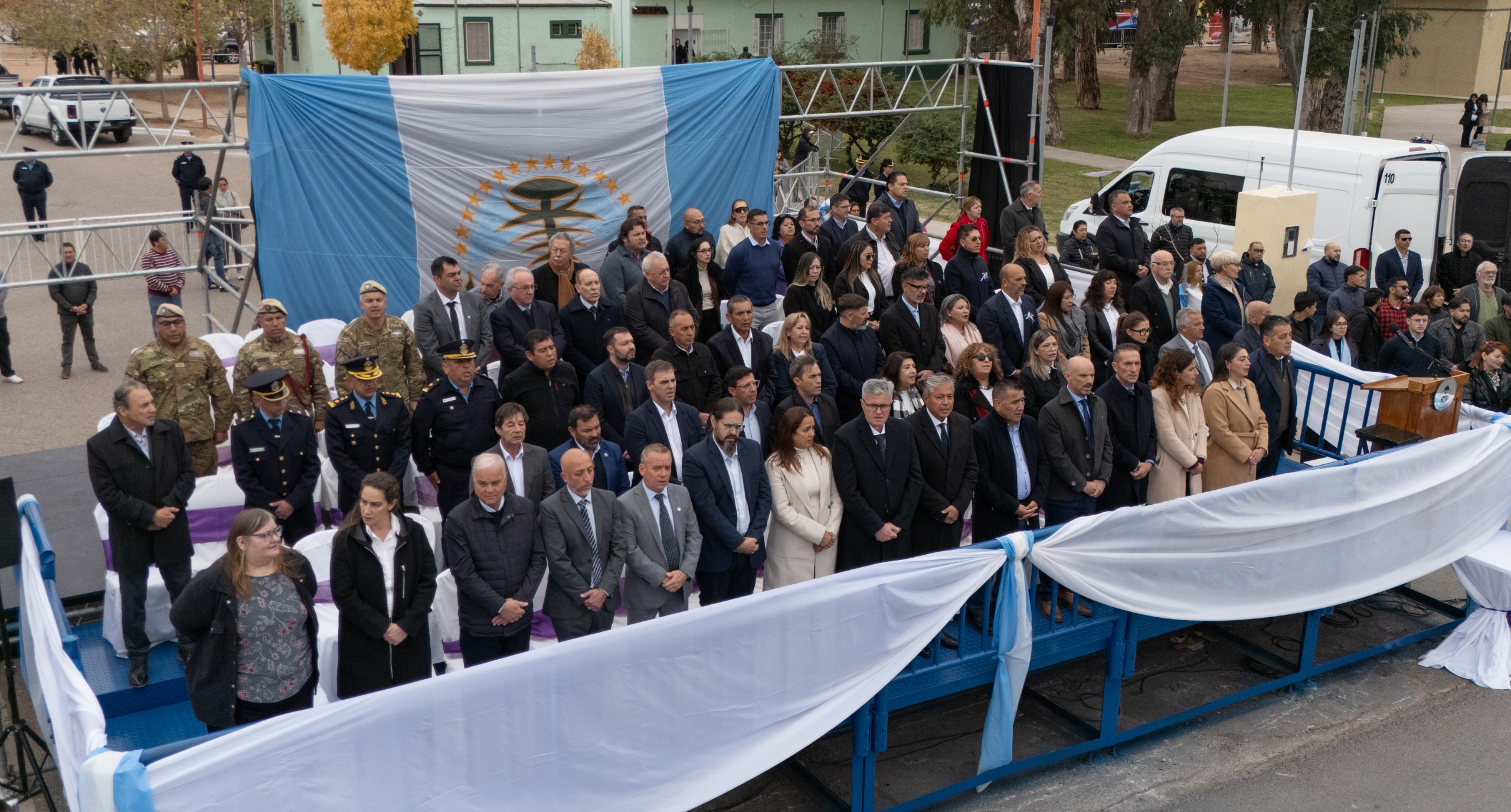 Plaza Huincul celebró su 60° aniversario con un multitudinario acto y desfile cívico-militar