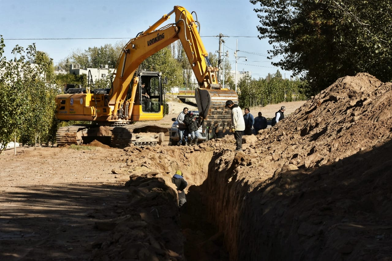 Plaza Huincul avanza en una obra para descomprimir la red cloacal del barrio 25 de Mayo