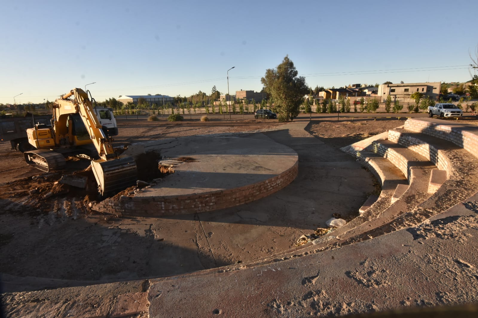 Plaza Huincul concretó la demolición del anfiteatro lindante a la Escuela N° 159