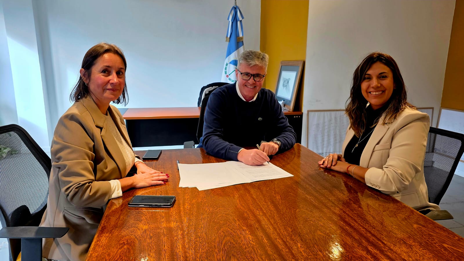 El intendente Claudio Larraza firmó un convenio con el Gobierno provincial para fortalecer el Sistema de Protección Integral