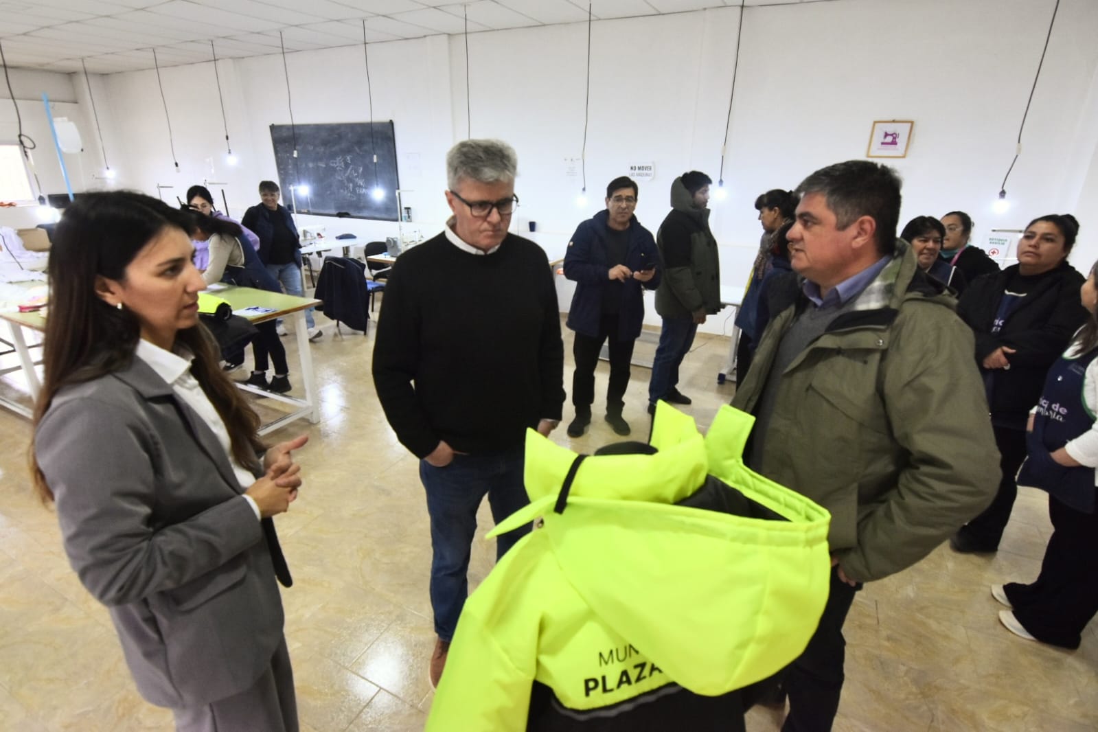La Textil Municipal de Plaza Huincul recibió la donación de nueva maquinaria 