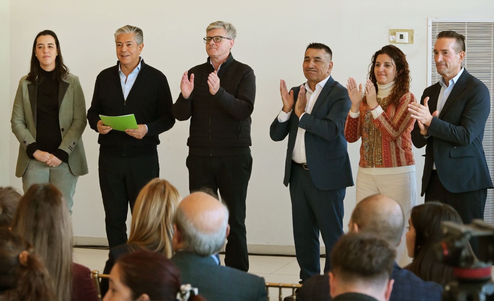 El intendente Claudio Larraza participó de la entrega de escrituras a familias de Plaza Huincul y Cutral Co