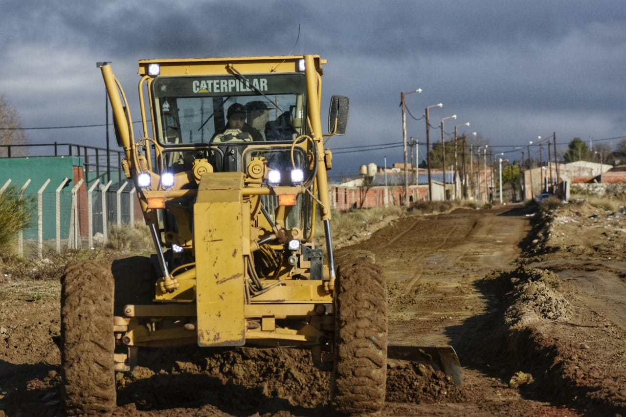 Plaza Huincul continúa con los trabajos de mantenimiento, bacheo y limpieza tras el temporal