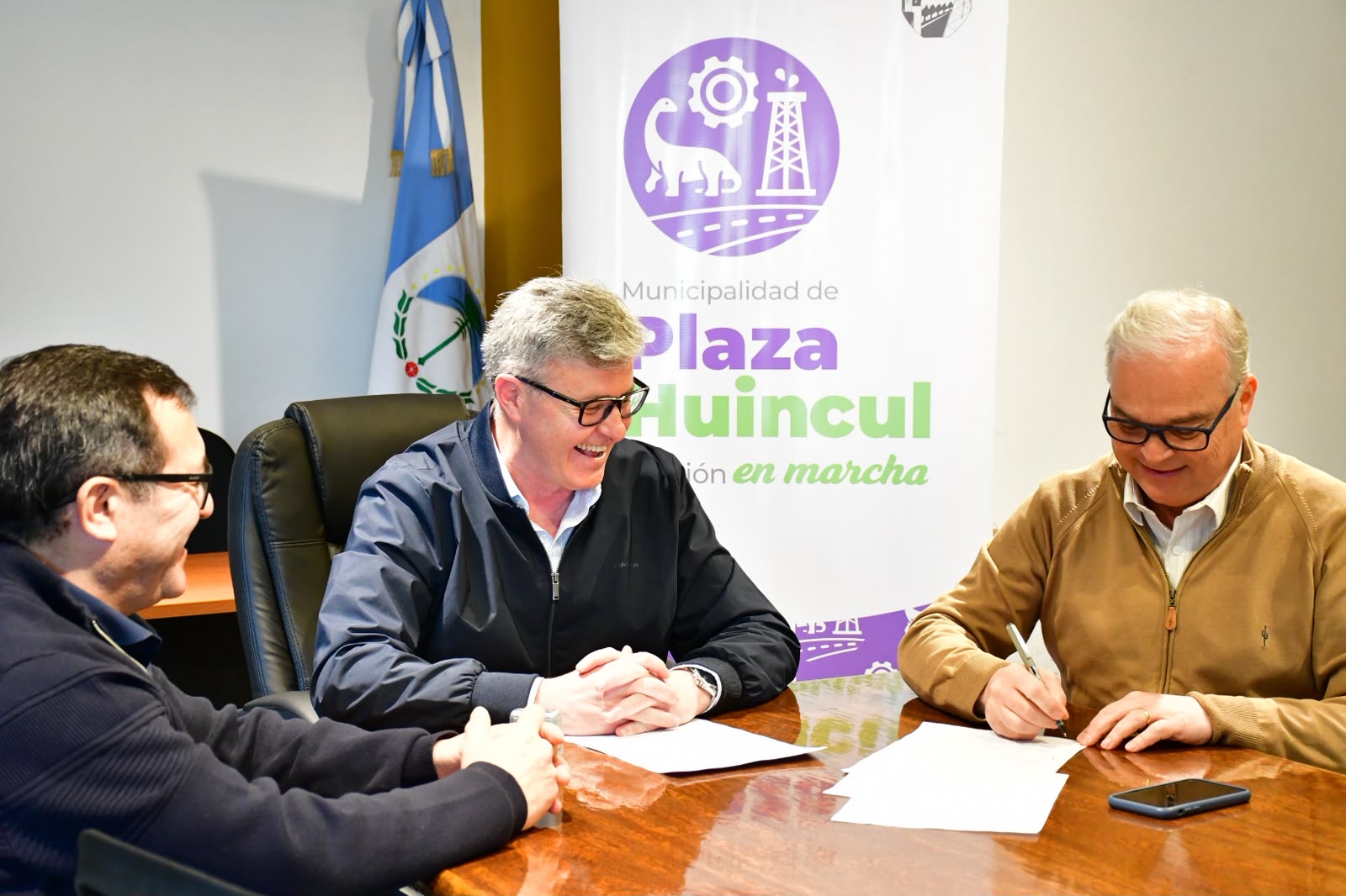 Plaza Huincul y Provincia firman el convenio para construir las primeras 40 viviendas del plan de 116